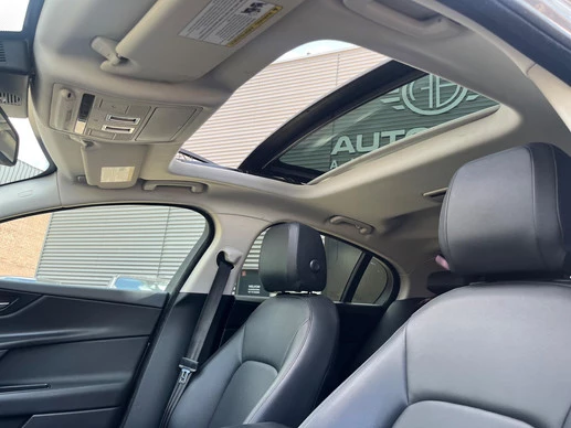 Jaguar XE - Afbeelding 3 van 30