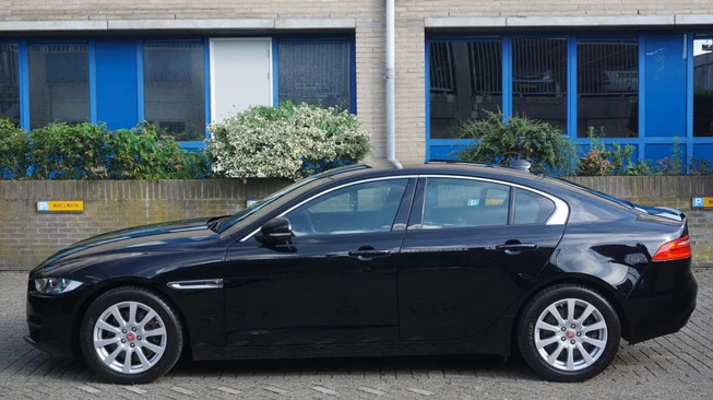 Jaguar XE - Afbeelding 1 van 30