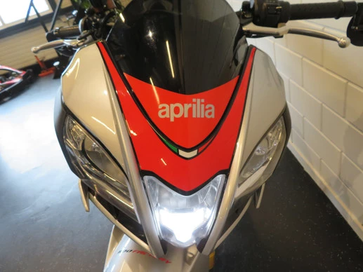 Aprilia Tuono V4 - Afbeelding 14 van 14