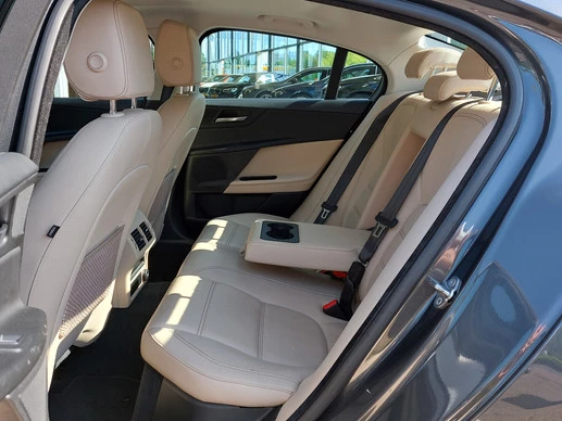 Jaguar XE - Afbeelding 10 van 30