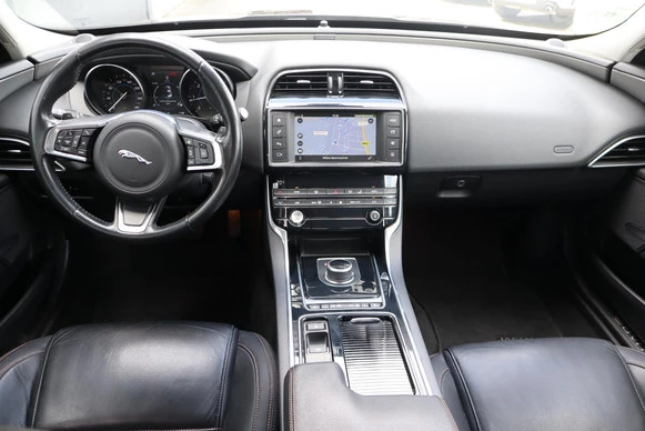 Jaguar XE - Afbeelding 2 van 30