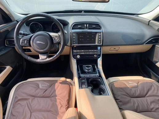 Jaguar XE - Afbeelding 2 van 30