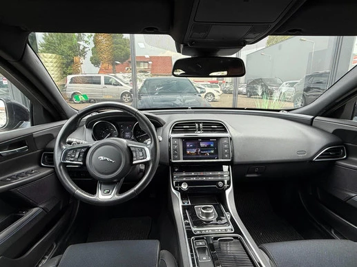 Jaguar XE - Afbeelding 2 van 25