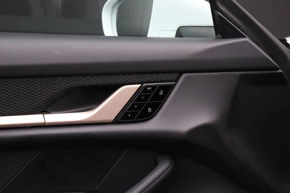 Porsche Taycan - Afbeelding 14 van 30