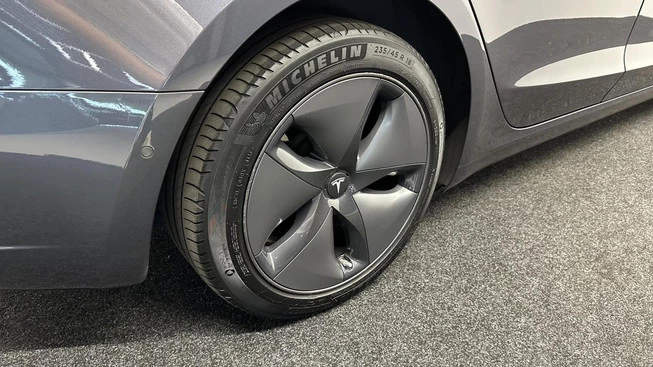 Tesla Model 3 - Afbeelding 10 van 30