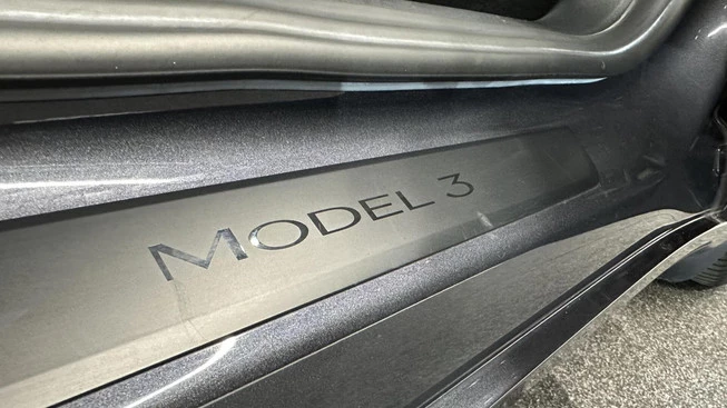 Tesla Model 3 - Afbeelding 15 van 30