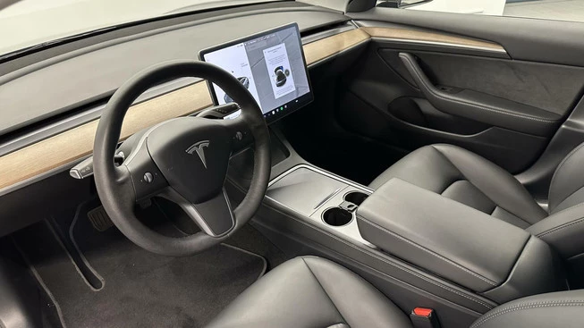 Tesla Model 3 - Afbeelding 19 van 30