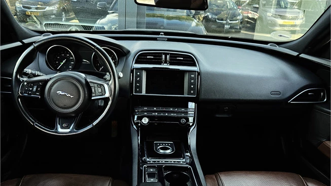 Jaguar XE - Afbeelding 12 van 21