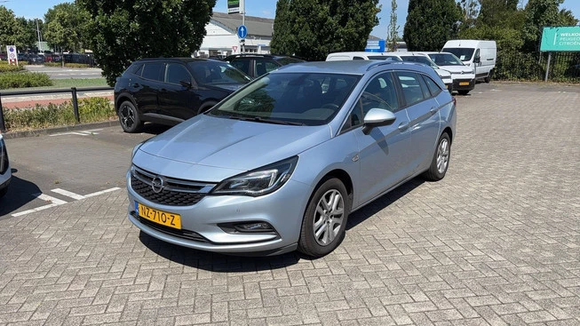 Opel Astra - Afbeelding 1 van 7