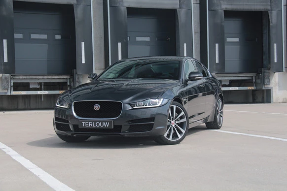 Jaguar XE - Afbeelding 1 van 30