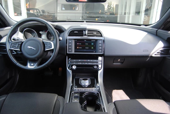 Jaguar XE - Afbeelding 3 van 24