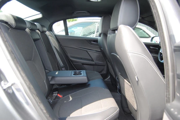 Jaguar XE - Afbeelding 8 van 24