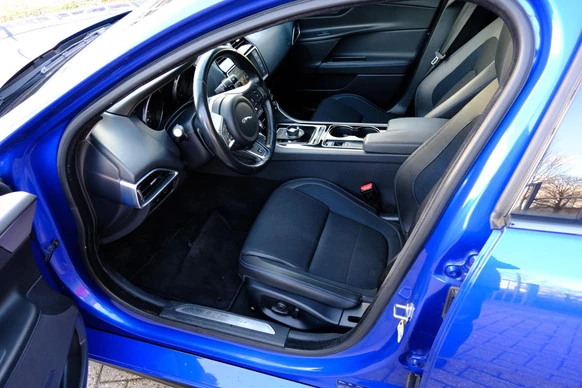 Jaguar XE - Afbeelding 2 van 30