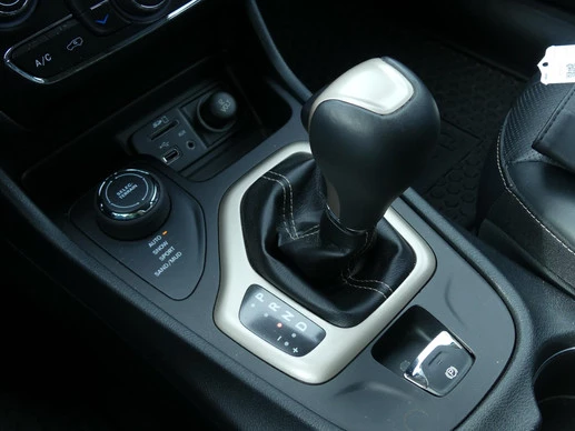 Jeep Cherokee - Afbeelding 16 van 23