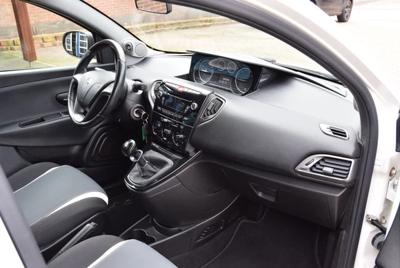 Lancia Ypsilon - Afbeelding 15 van 30