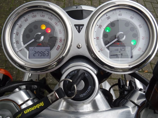 Triumph Thruxton 1200 - Afbeelding 11 van 18