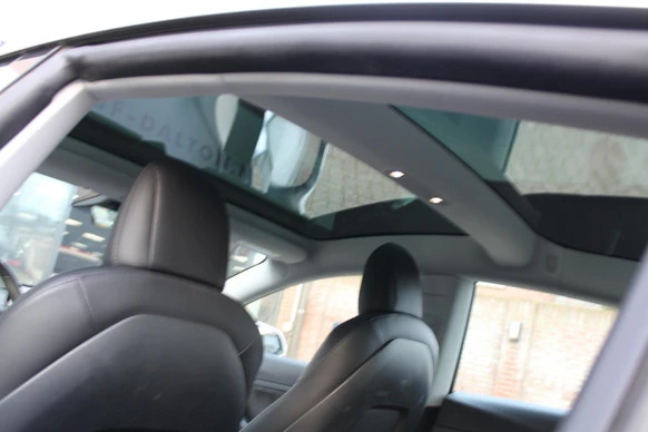 Tesla Model 3 - Afbeelding 14 van 17