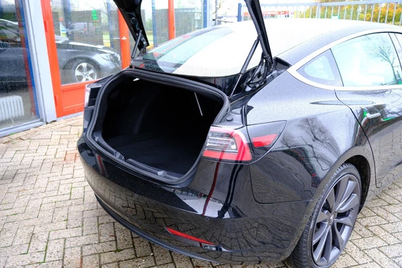 Tesla Model 3 - Afbeelding 9 van 30