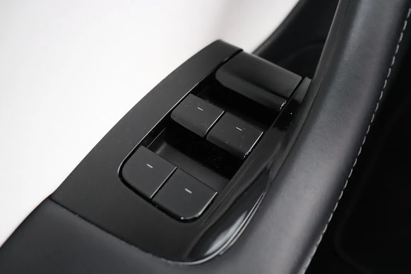 Tesla Model 3 - Afbeelding 18 van 28