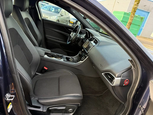 Jaguar XE - Afbeelding 26 van 30