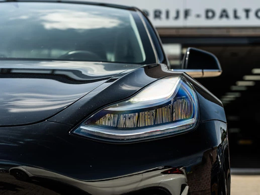 Tesla Model 3 - Afbeelding 2 van 13
