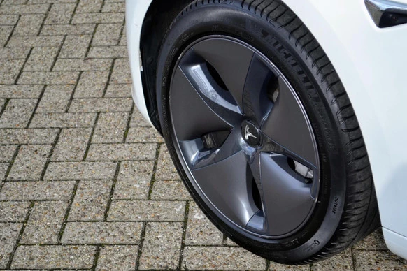 Tesla Model 3 - Afbeelding 28 van 30