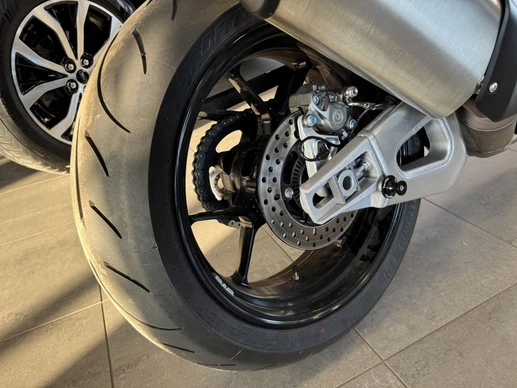 Aprilia Tuono V4 - Afbeelding 5 van 9