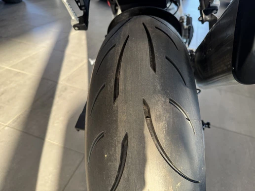 Aprilia Tuono V4 - Afbeelding 6 van 9