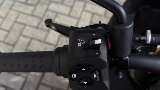 Aprilia Tuono V4 - Afbeelding 9 van 19