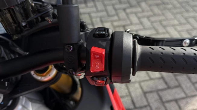 Aprilia Tuono V4 - Afbeelding 10 van 19