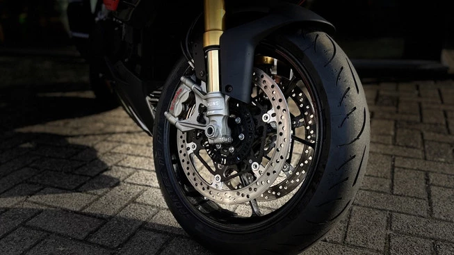 Aprilia Tuono V4 - Afbeelding 16 van 19