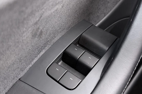 Tesla Model 3 - Afbeelding 18 van 29