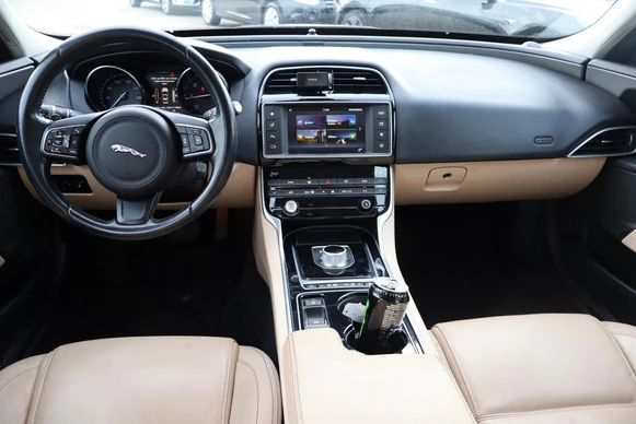 Jaguar XE - Afbeelding 2 van 30