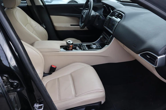 Jaguar XE - Afbeelding 10 van 30