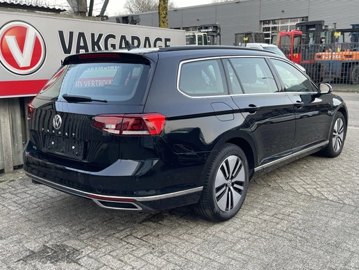 Volkswagen Passat - Afbeelding 2 van 24