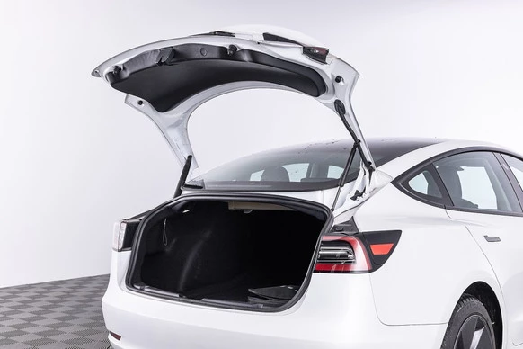 Tesla Model 3 - Afbeelding 25 van 30
