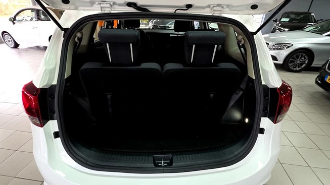 Kia Carens - Afbeelding 24 van 30