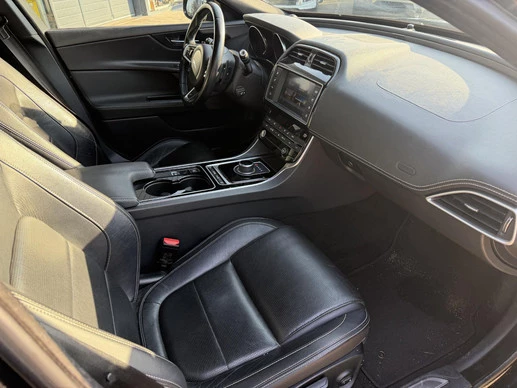 Jaguar XE - Afbeelding 2 van 25