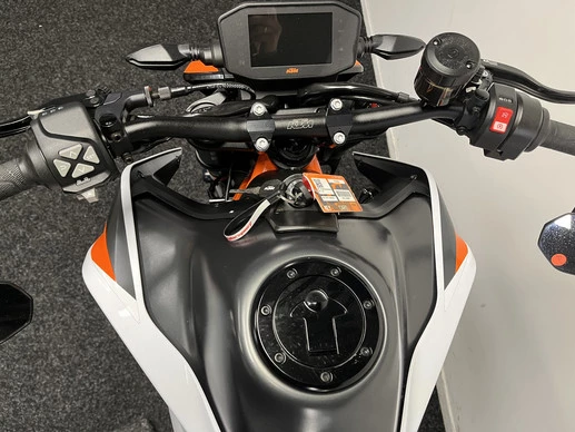 KTM 890 - Afbeelding 20 van 22