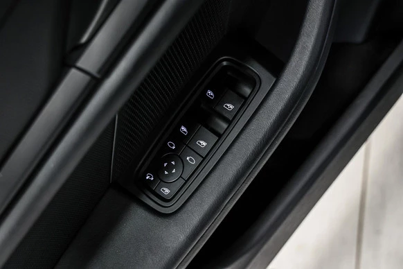 Porsche Taycan - Afbeelding 30 van 30