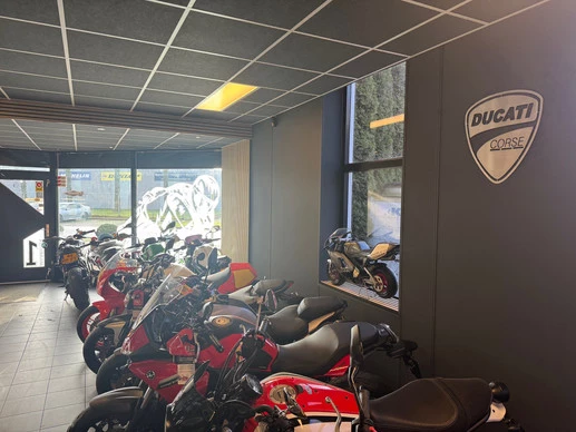 Aprilia Tuono V4 - Afbeelding 2 van 14